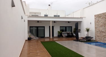 Entrada a casa unifamiliar con Balconeras correderas al fondo.