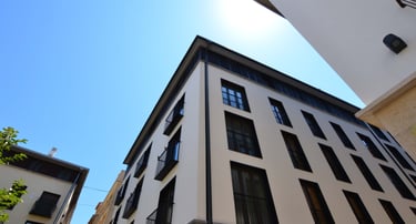 Fachada de edificio con Ventanas mixtas aluminio-madera.