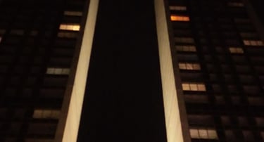 Rascacielos en Benidorm con muchas ventanas de aluminio.
