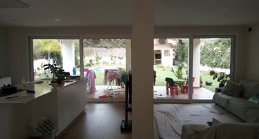 Balconeras correderas-elevables en sala de estar.