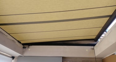 Toldo en tono crema de tipo veranda bajo Lucernario.