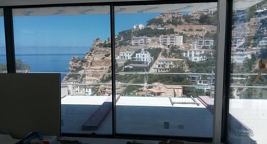 Balconera minimalista en casa de nueva construcción.