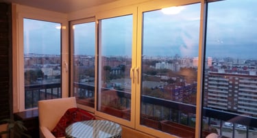 Balcón con Ventanas de aluminio aislantes. 