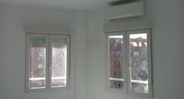 2 Ventanas de 2 hojas con persianas.