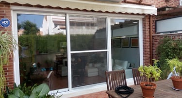 Balconera corredera-elevable de 3 hojas.