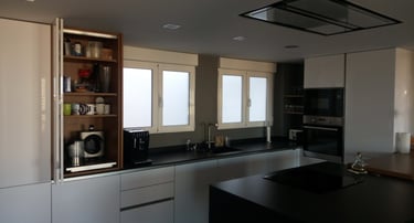 Dos ventanas de aluminio en cocina.