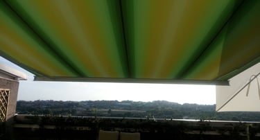 Toldo cofre de vivos colores.