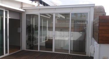 Veranda de aluminio en ático residencial.
