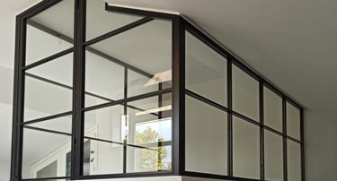 Fijos en interior de hierro negro con cuarterones.