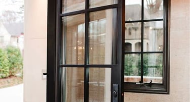 Puerta y ventana de hierro negro.