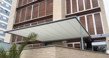 Toldo Pergola en terraza de vivienda en planta baja.