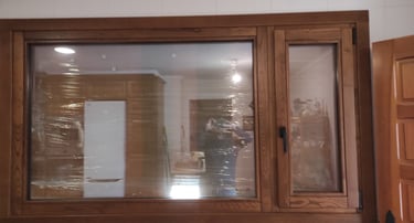 Ventana de madera de nogal con fijo.