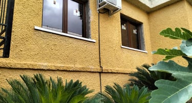 Ventanas de aluminio RPT en chalet aislando.