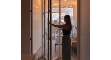 Mujer maneja un cerramiento plegable.