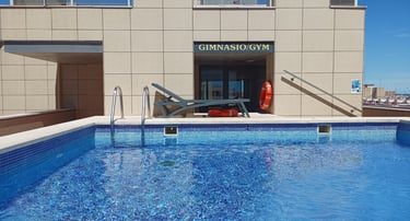 Piscina descubierta en terraza superior de gran Hotel.