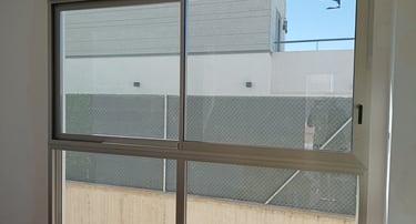 Ventana corredera con fijo inferior.