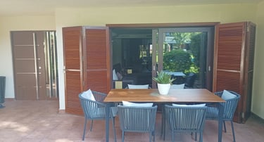 Balconera de aluminio marrón mate con Mallorquinas de madera.