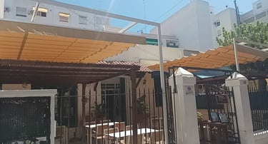 Toldos palilleros en entrada Terraza de restaurante.