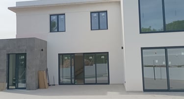 Ventanas de aluminio Gris en nueva casa.