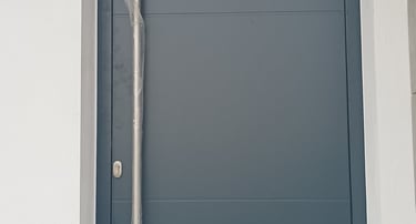 Puerta aluminio de entrada a vivienda.