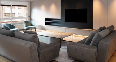 Sala de estar con ventana de aluminio aislante al fondo.