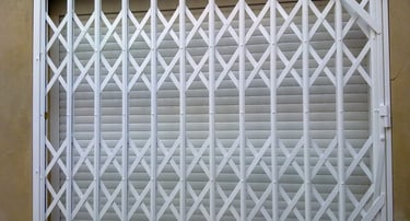 Reja extensible blanca.