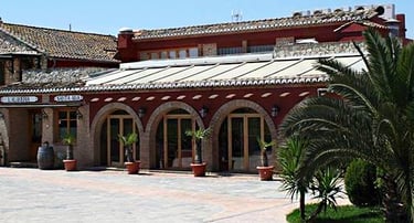 Techo deslizante en terraza de restaurante.