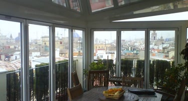 Veranda en ático con techo de sandwich y plegables.