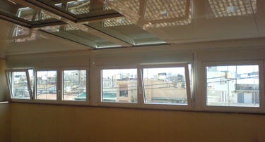 Cerramiento-Veranda con techo y ventanas sobre murete.