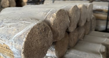 Balené drevené brikety na vykurovanie skladované v ponuke VIZU Stavebniny.