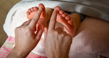 photos de 2 mains et 2 pieds, les index sont posés sur la pulpe des gros orteils des pieds