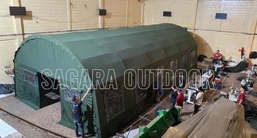 Pembuatan tenda militer berwarna hijau berukuran besar di fasilitas gudang Sagara Outdoor.