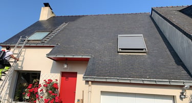 Application d'un produit hydrofuge professionnel qui permet de garder la toiture propre 