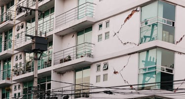 Técnico aplicando sellador de grietas y microfisuras en una fachada de Bizkaia.
