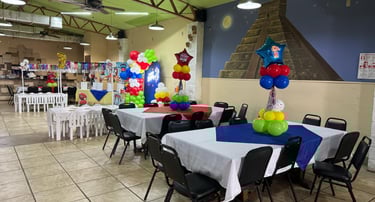 Salón con mantelería blanca
