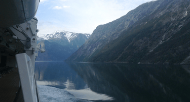 Navio navegando pelos fiordes em Flåm, Noruega — vista do deck do navio.