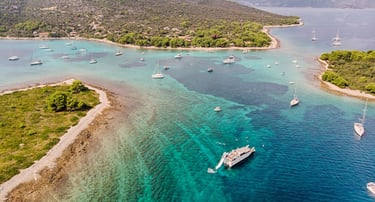 vista da lagoa azul em split na croácia
