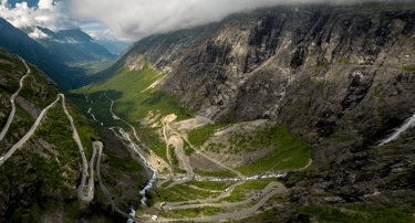 Vista panorâmica da Estrada dos Trolls, rota clássica na Noruega popular entre viajantes de cruzeiro