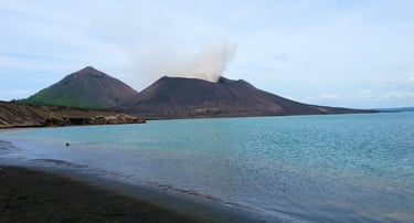 Cenário costeiro de Rabaul com os vulcões visíveis a partir da praia.
