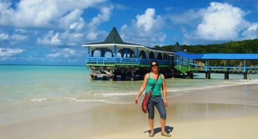 Autora na casa azul, na praia Dickinson, St. John, Antigua.