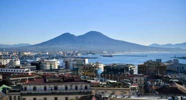 foto da vista da cidade de Nápole e monte vesuvio