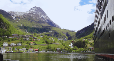 Vista do tender ao lado do navio ancorado em Geiranger, Noruega.