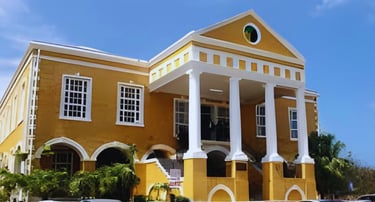 Fachada da histórica Court House em Falmouth, Jamaica, com sua arquitetura colonial e escadaria 