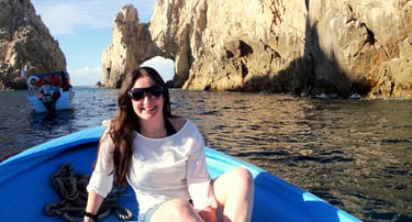 Foto da autora em passeio de barco por cabosan Lucas.