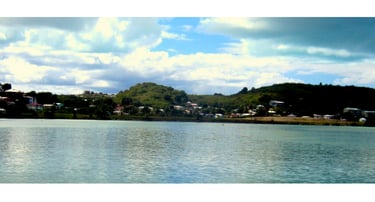 vista de Antígua com navio partindo do porto de St. John’s e a cidade ao fundo