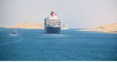 Queen Mary 2 transitando pelo Canal de Suez com navios de cruzeiro ao redor
