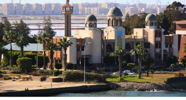 Vista da arquitetura em Port Said em dia ensolarado a partir do navio