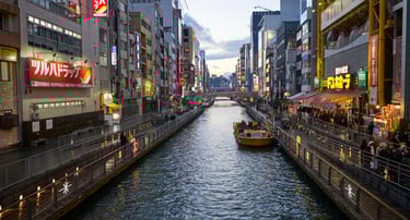 Cena do canal de Dotonbori, coração da vida noturna e gastronomia de Osaka