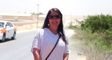 foto da autora na estrada em salalah 