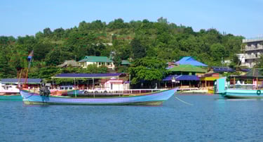 Vista da baía de Sihanoukville com a cidade ao fundo.